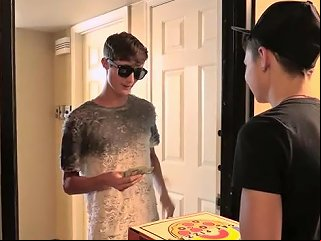 Pizza Boy Earns His Tip Austin Lock Zack Love Boycrush Upornia Com